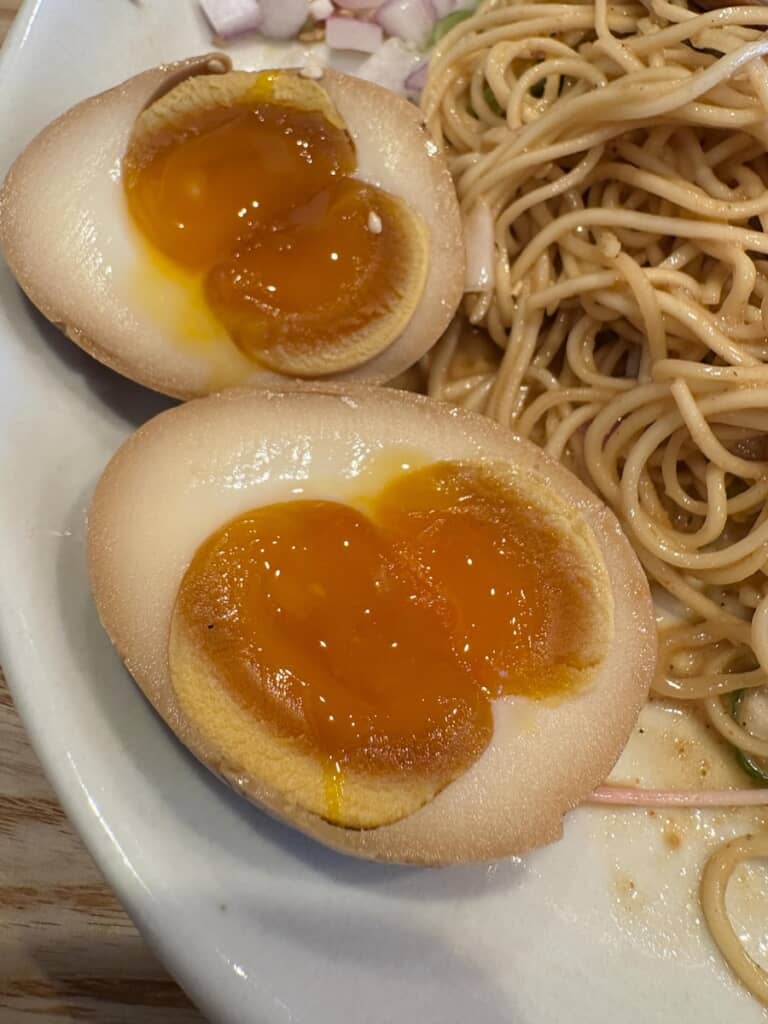 なんと味玉の黄身も“双子”！　奇跡的な偶然ですね