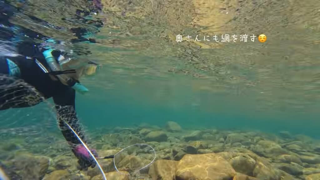 2人で子どもに戻ったように川遊びを楽しみます