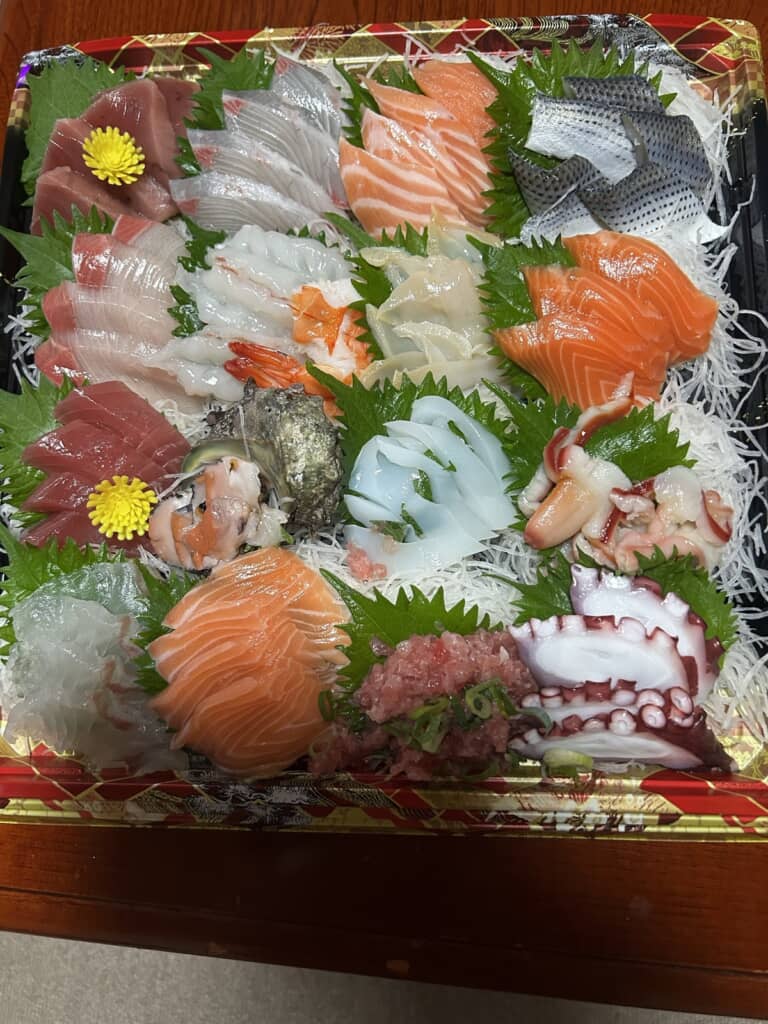 大量の刺身が入った盛り合わせ