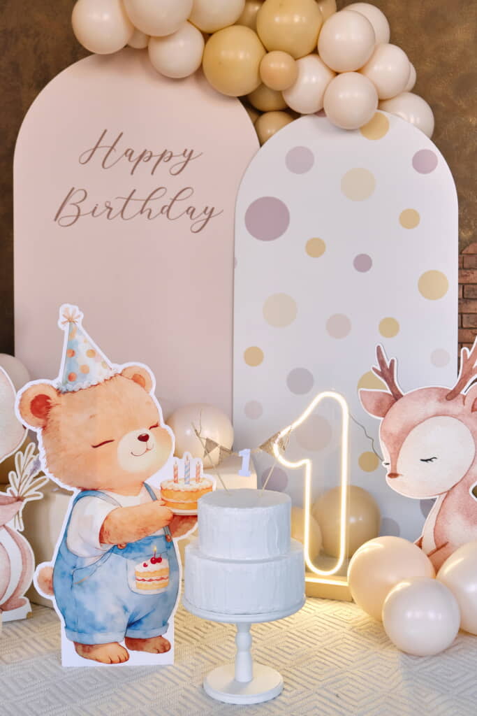 誕生日記念の写真は……(出典:PIXTA)