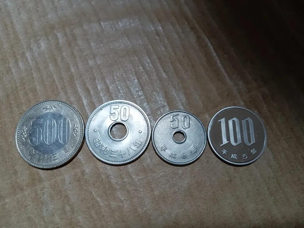 左から500円玉と昭和38年の50円玉、平成8年の50円玉、プルーフ硬貨版の平成5年の100円玉