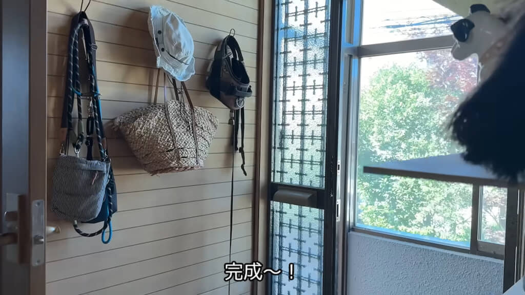 ワンコたちのお散歩グッズをかけておくフックを設置