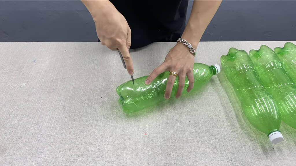 ペットボトルをカット