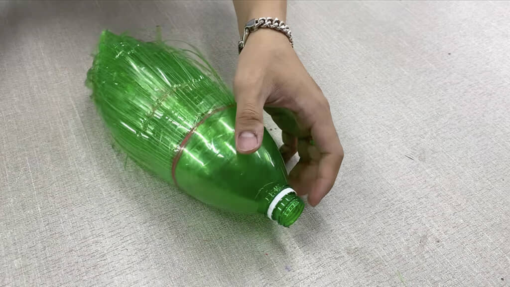 5本を重ねて、さらに上にもう1本のペットボトルを重ねます