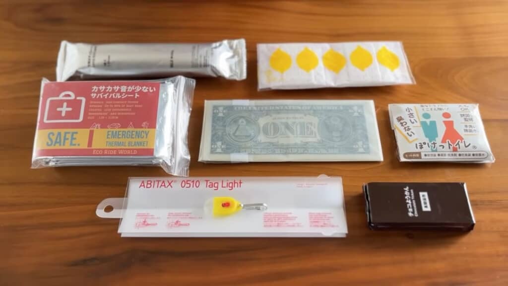 7つの防災グッズを並べている