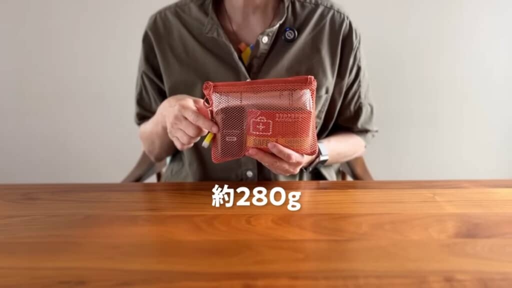「ポリエステルダブルファスナーケースM」に防災グッズを入れている