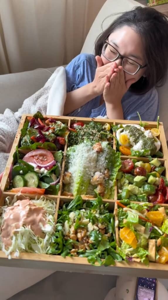 完成したサラダ詰め合わせに喜ぶユニスさん