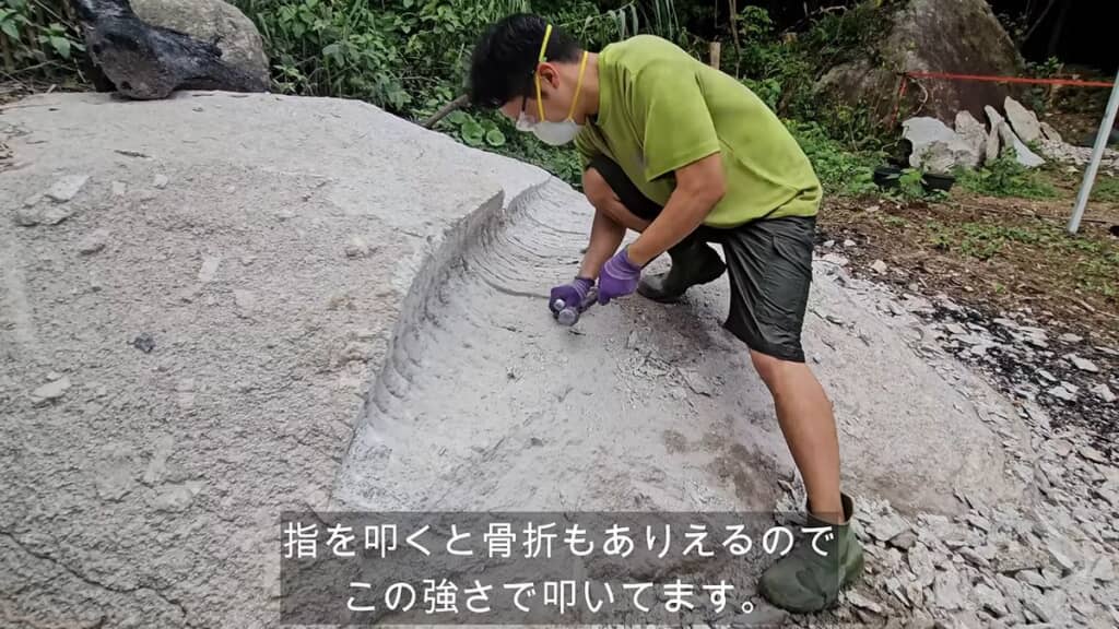 指の骨が折れない程度の強さでたたく
