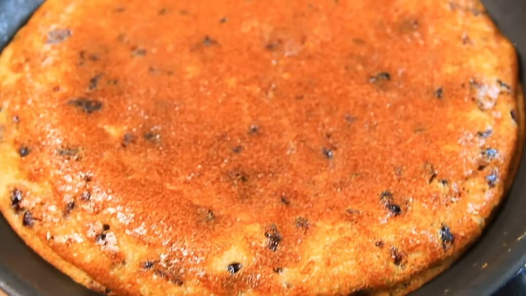 焼き上がったバナナケーキ、フライパンの中で表面に焦げ目