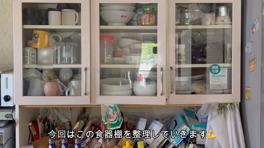 使われていない食器で、ほぼゆとり「0」の食器棚