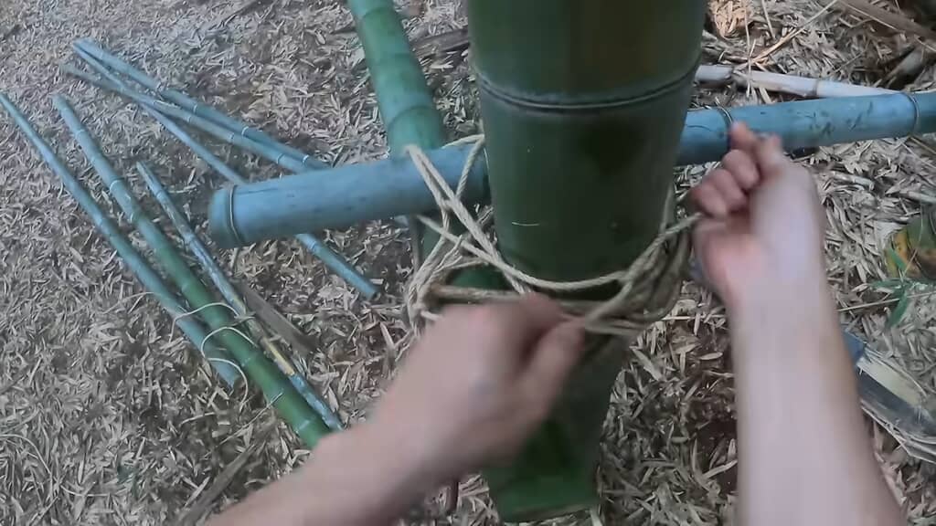 植物のつるや麻ひもで竹同士を結わえ付けます