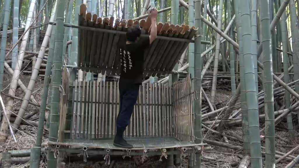 屋根となる竹を重ねて……