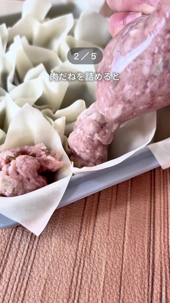 製氷皿に肉を詰めるところ