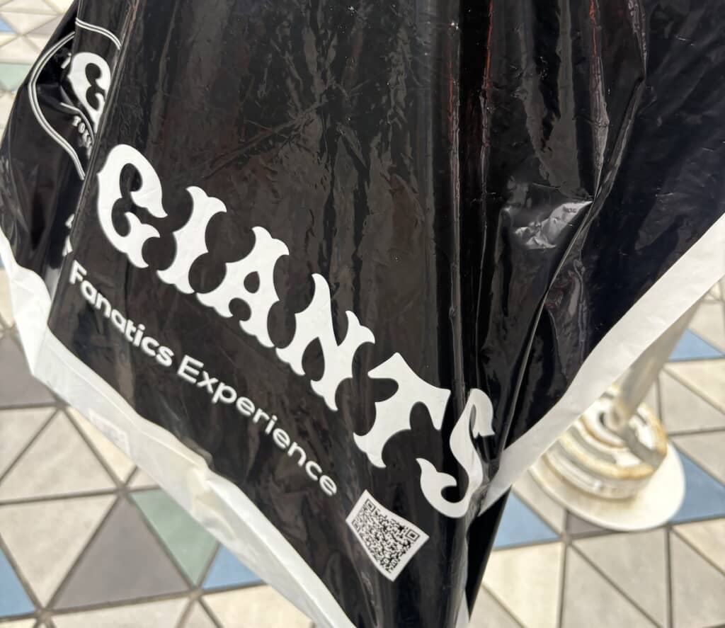 渡されたのは巨人軍のデザインの袋！　これは店員さんもいろいろ気を遣ってしまいそう……