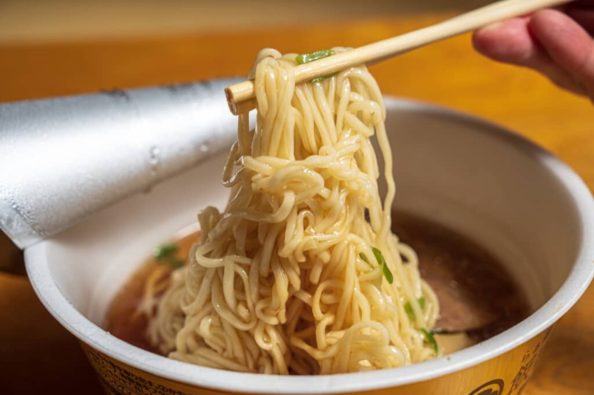 「スープうますぎて麺食べたらご飯入れて食べてる」 60代が“スープが最高にうまいと思うカップ麺シリーズ”上位に「一番大好きなカップ麺」「毎回スープまで飲み干してます」の声(1/3) | グルメ ねとらぼリサーチ