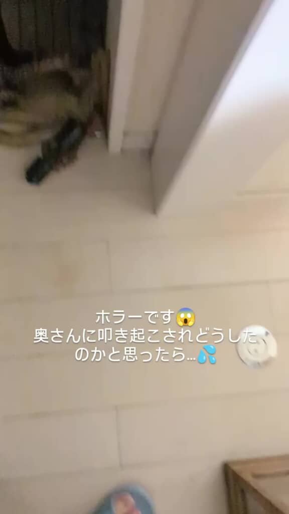 妻にたたき起こされて現場にやってきた投稿者の足元