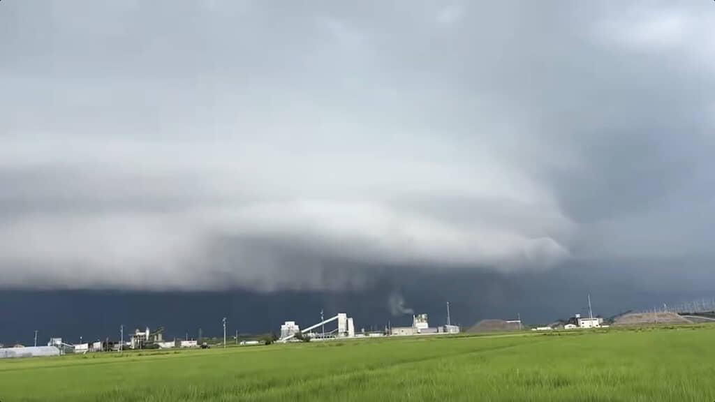 巨大な雲の塊が近づいてきます