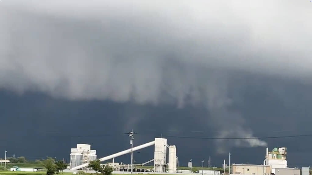 雲と地面が近い……!