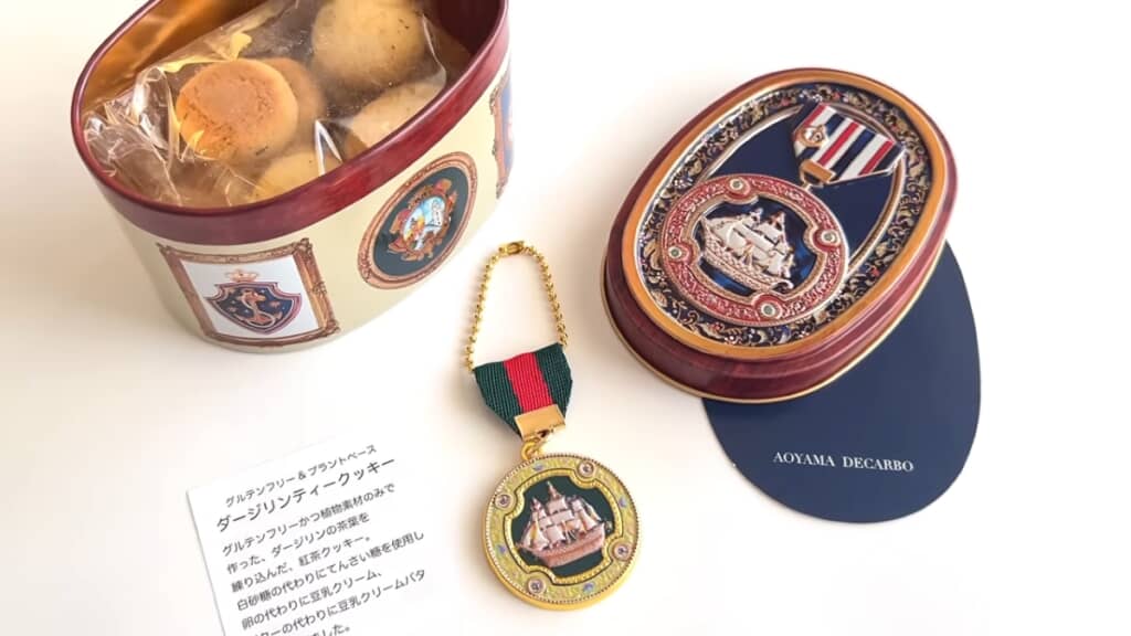 「おまけ」のメダルと紅茶クッキー