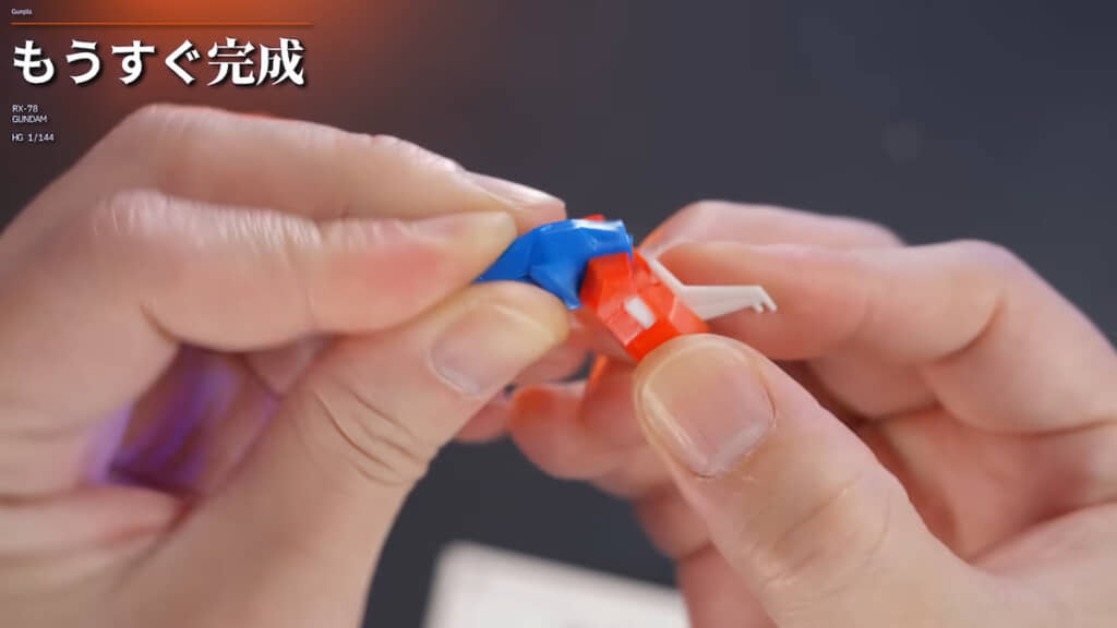 コアファイターの機首とウイングを折りたたみ、真ん中から曲げる