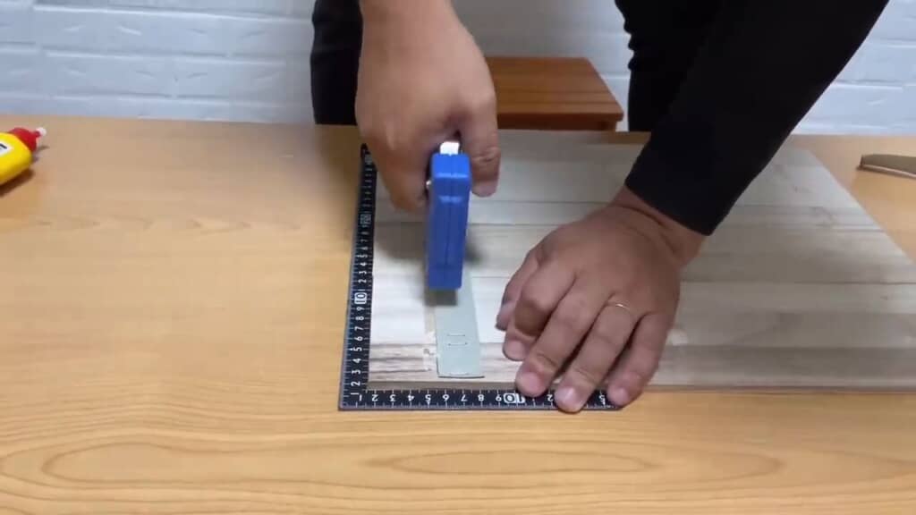 テープをタッカーで留める