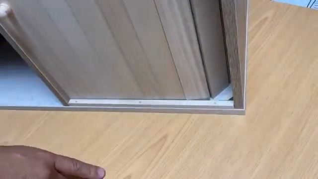 シャッターをスムーズに動かすパーツを付ける