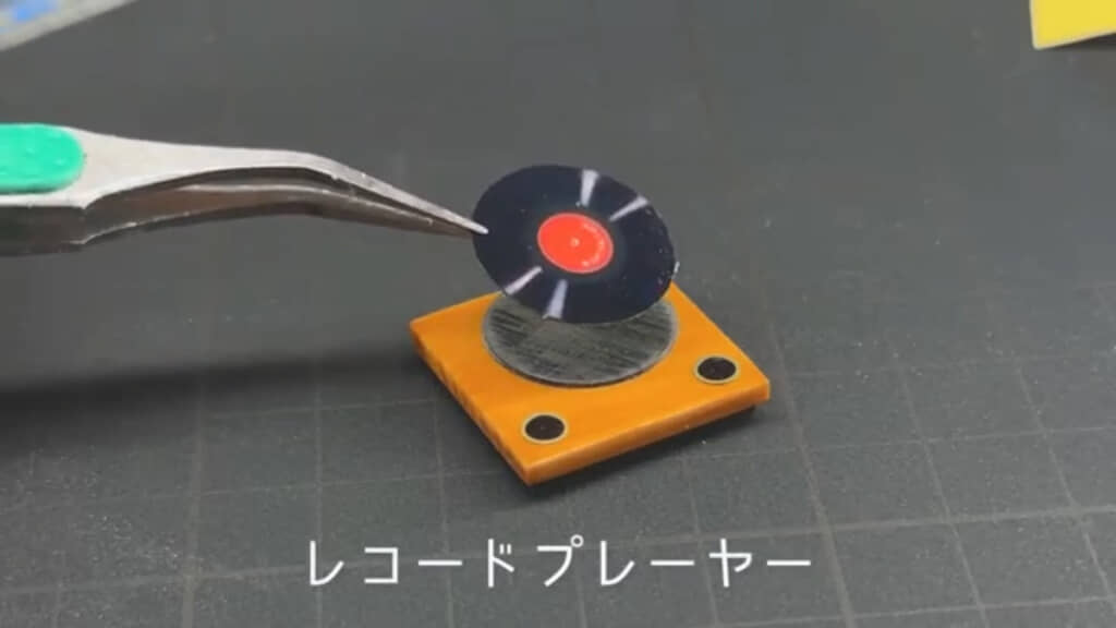 レコードプレーヤーのミニチュアを組み立てる様子