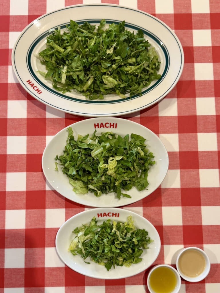 レストランHACHIで提供されていた「朝摘みクレソンとケールのサラダ」（上からM・S・SS）