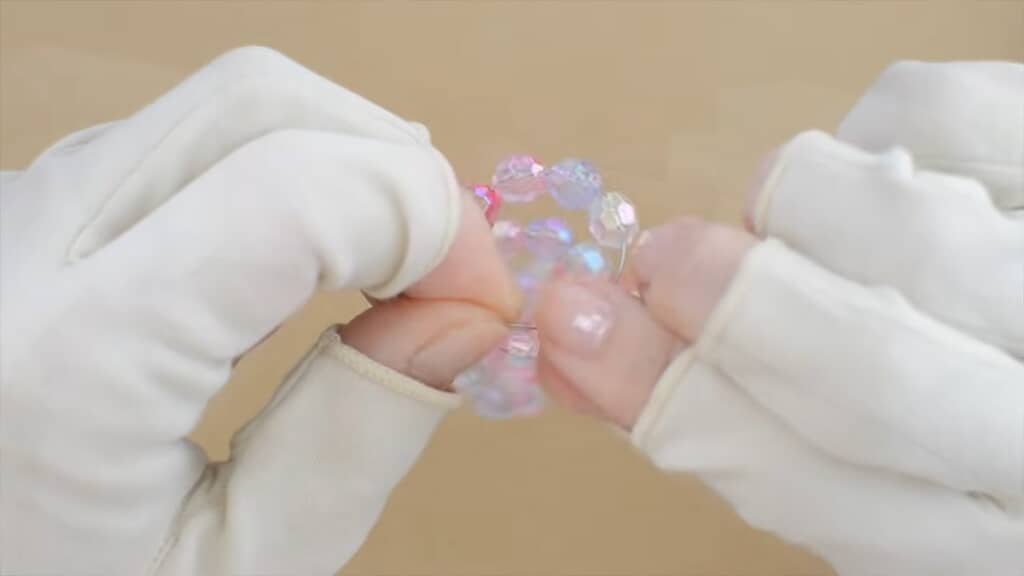針金にビーズを通し
