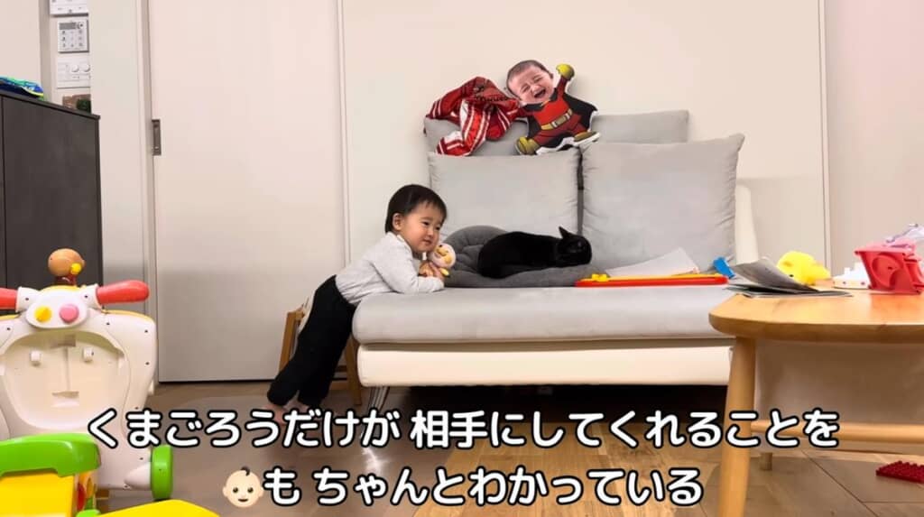 くまごろうくんだけが相手してくれることを分かっている息子くん