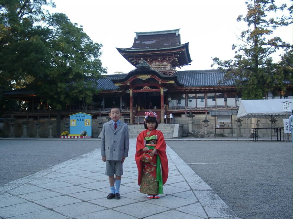 少し緊張したような兄妹の表情がほほ笑ましいですね