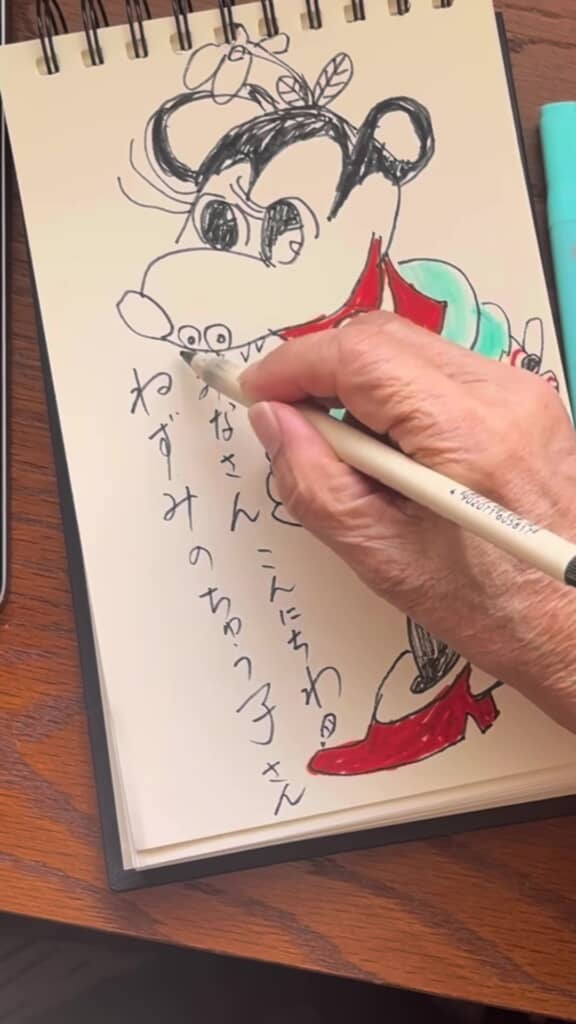 ミニーマウスに歯を描き込んでいるところ