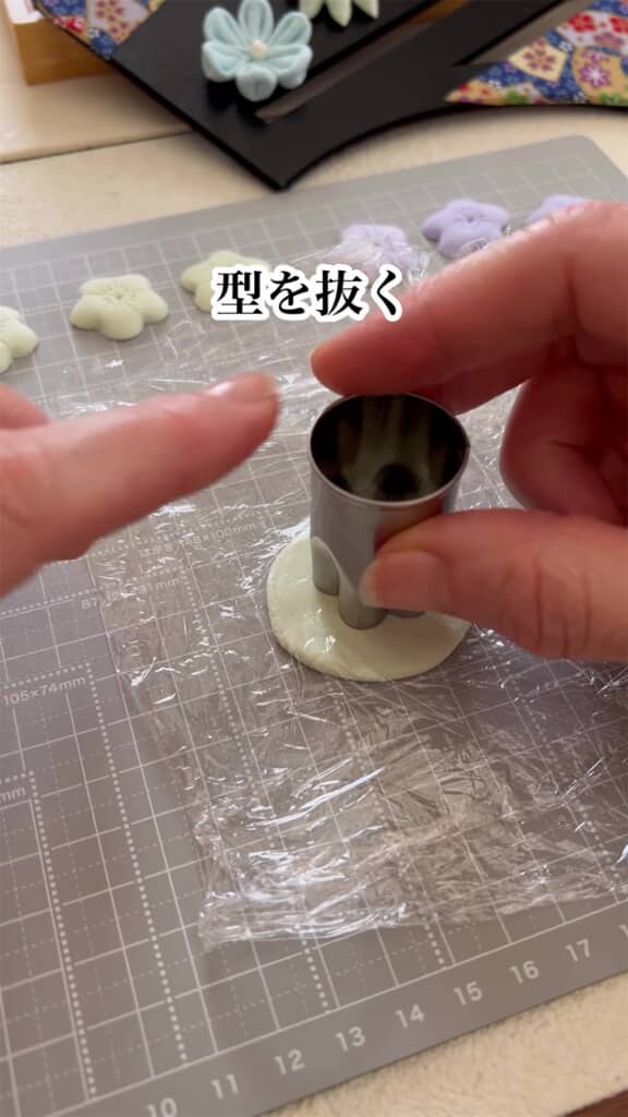 粘土を型抜きするところ