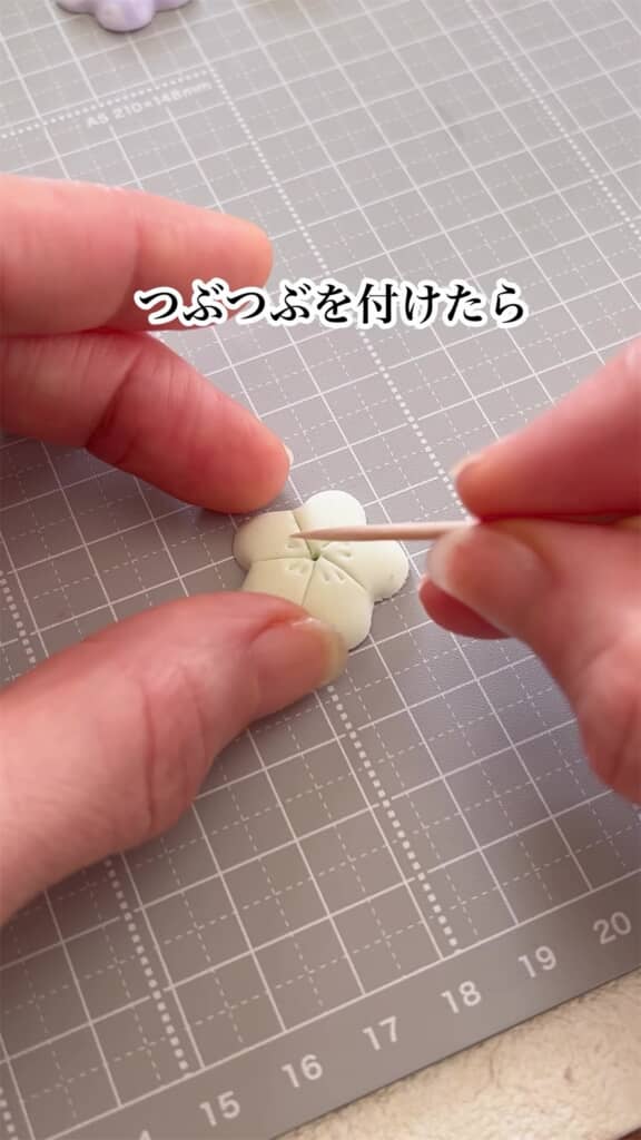 粘土につまようじで線や点を入れているところ