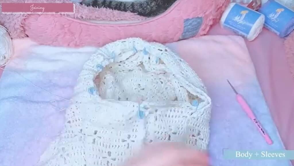 身頃と袖をつなぎます