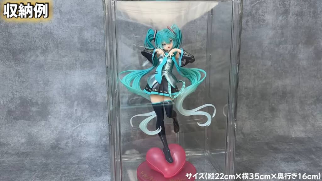 髪の毛がフワリと膨らんでいる初音ミクのフィギュアを入れた状態
