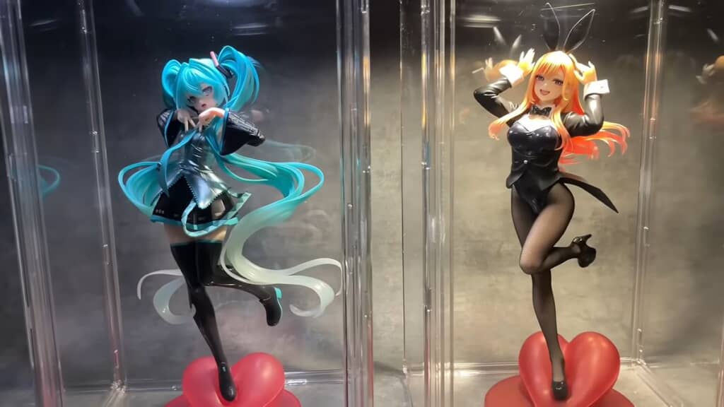 部屋を暗くして手持ちのLEDライトでケースとフィギュアを照らした状態
