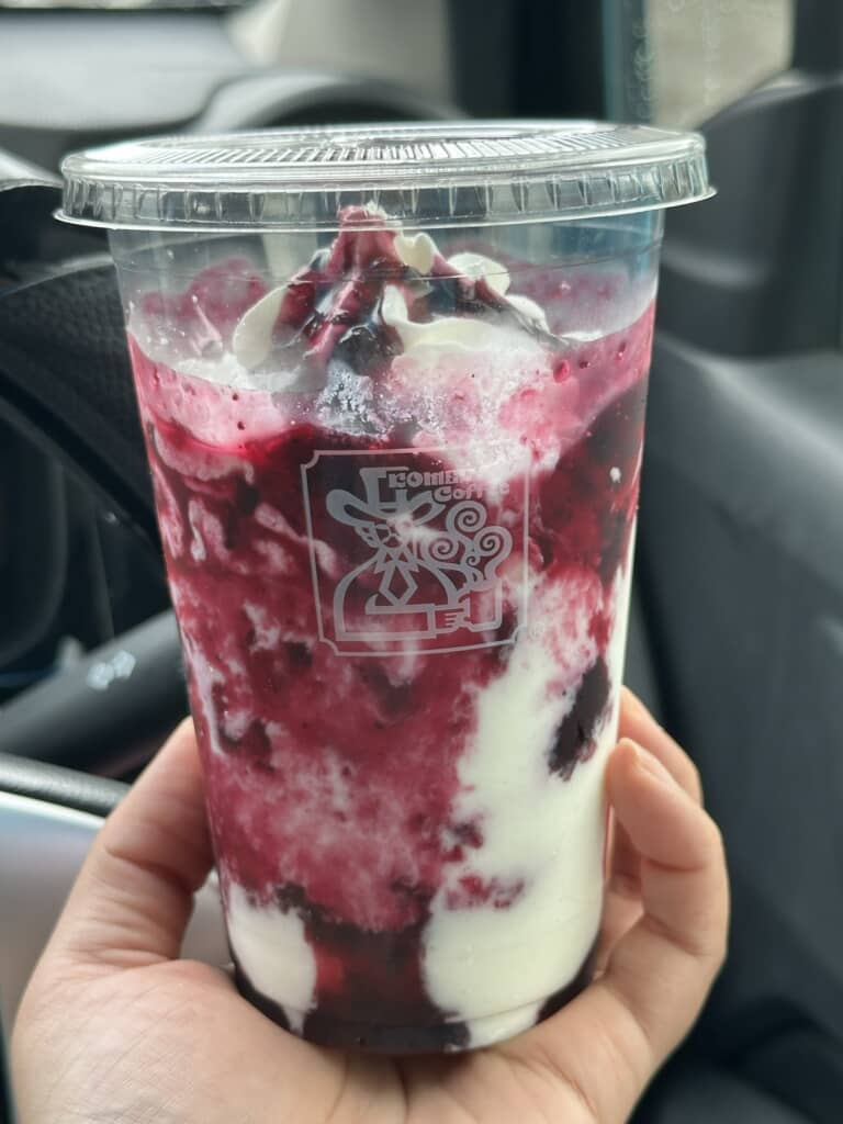 コメダの「フラッペ ブルーベリーヨーグルト」