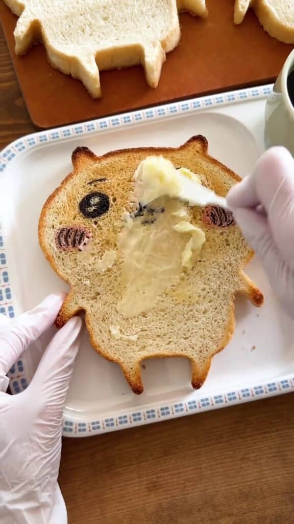 バターを塗られるちいかわ