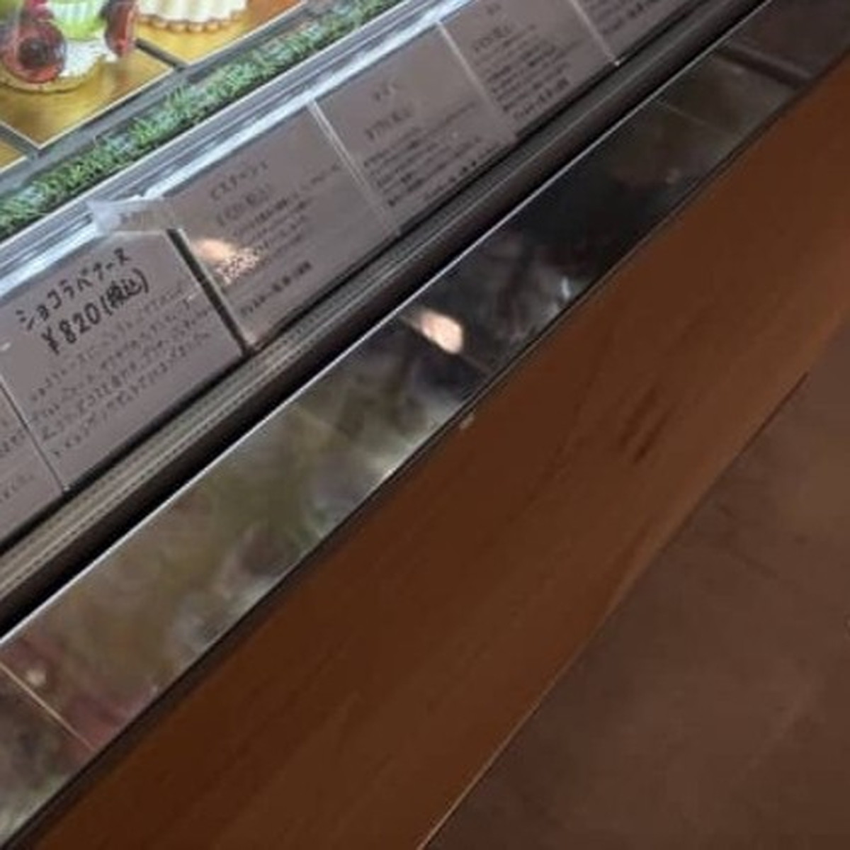 ケーキ屋「高すぎるとか言わないで…」ショーケースの“中身”にさまざまな声「どうなっているのですか!?」「これは仕方ない」(1/3) | ライフスタイル ねとらぼ