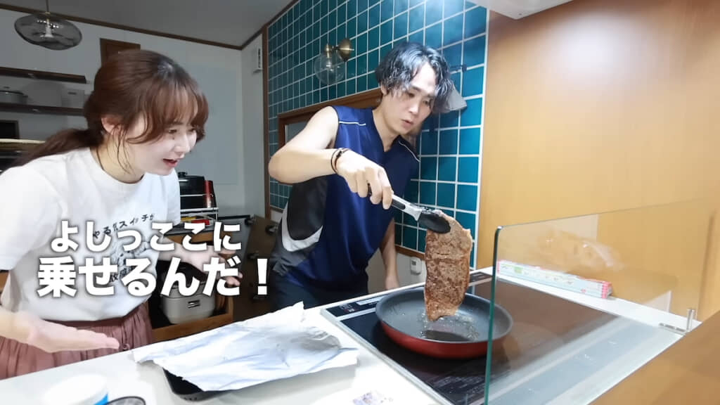 もう1枚のステーキ肉を自ら焼く夫