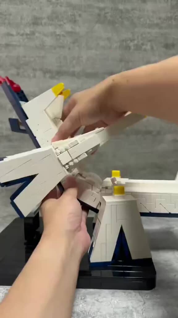 LEGOブロック版ブリジュラスの上半身を前へ倒す