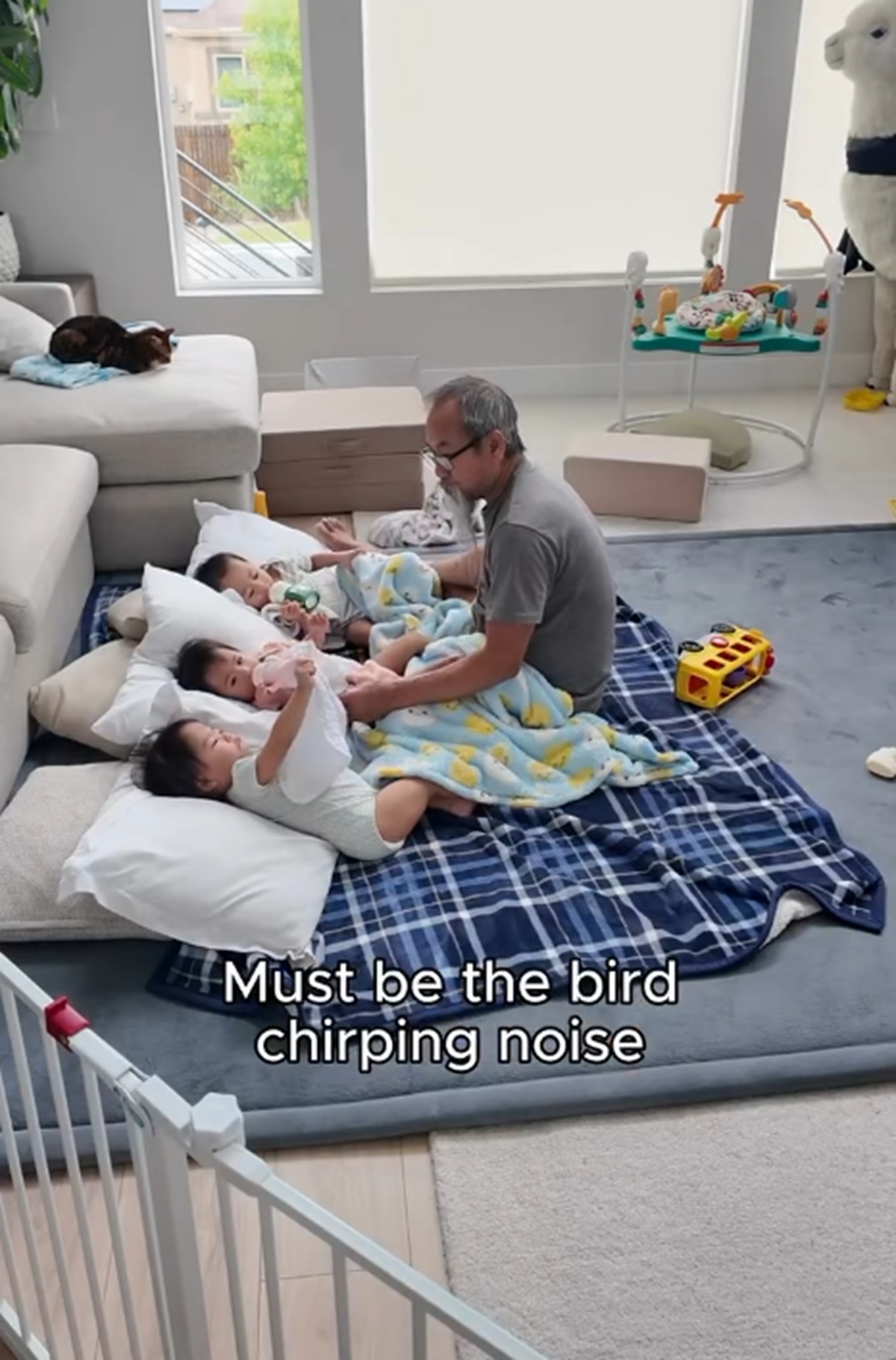 パパの代わりに三つ子の寝かしつけをするおじいちゃん