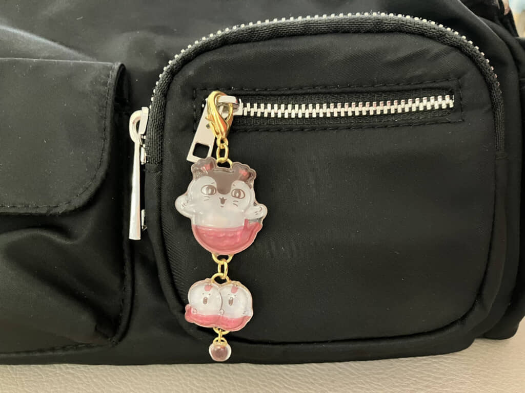 実際にバッグにチャームをつけた様子