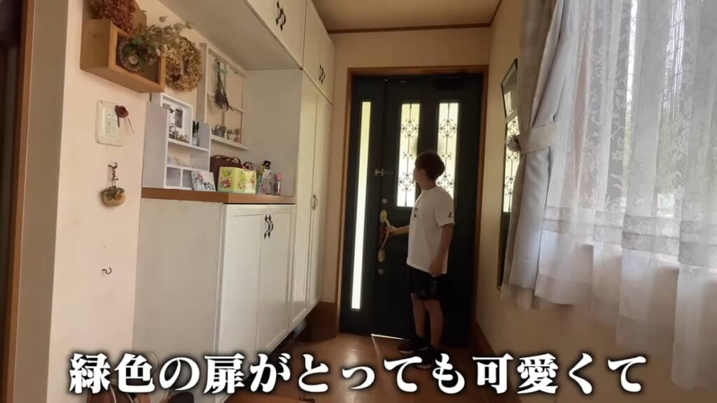緑色の扉がかわいい