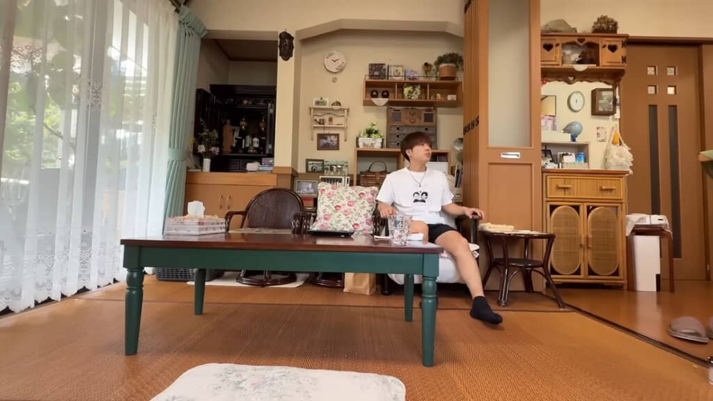 カントリー調の家具や雑貨に囲まれたリビング