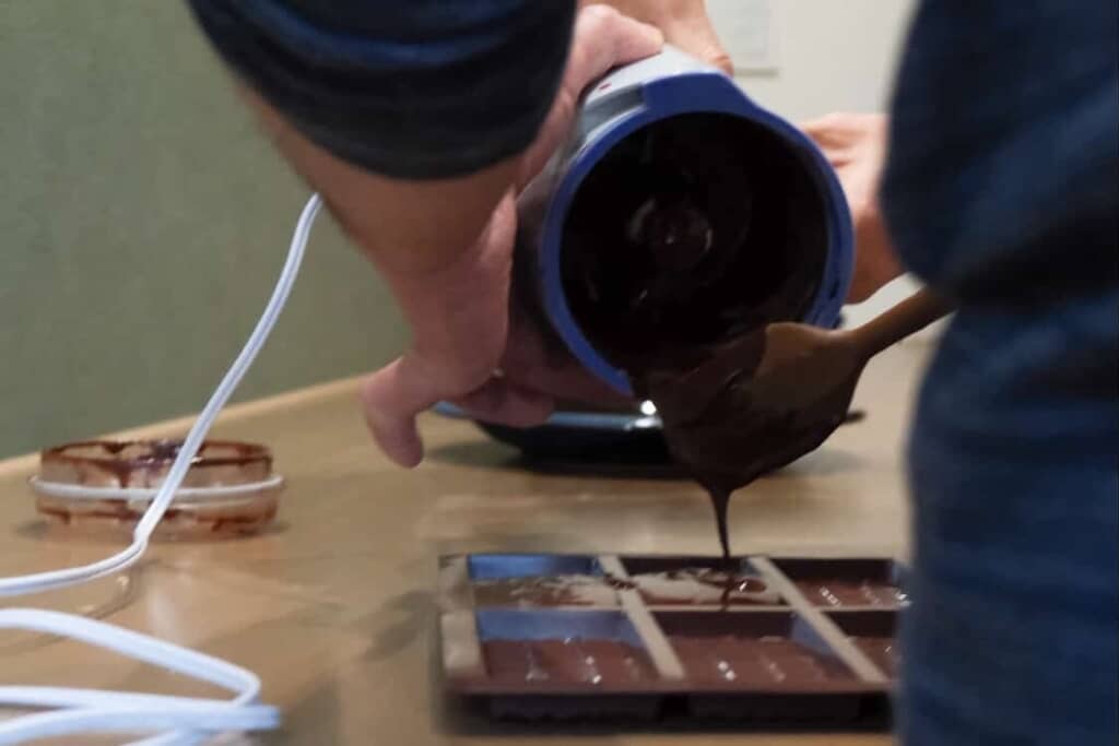 モールドにチョコレート生地を流し入れる様子