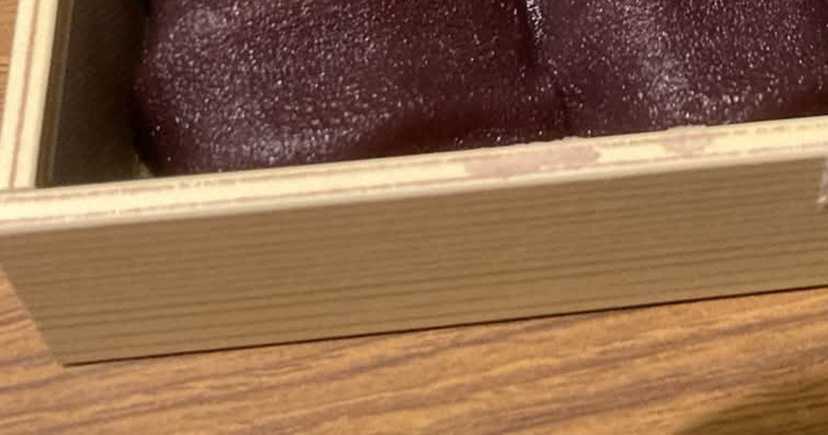 お土産に買った8個入りの赤福→帰宅後、開けたら…… まさかの中身に「なかなかないですよね」「この努力に座布団5枚!」(1/2) | グルメ ねとらぼ