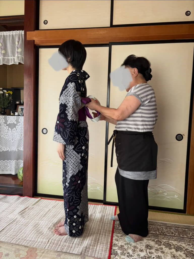 名人に着付けてもらう娘さん