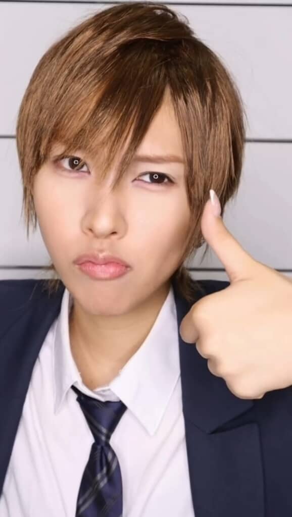 サムズアップする表情もそっくり